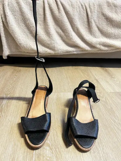 Sandalias negras con tacón - miniatura 3