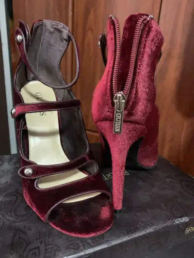 Tacones burdeos Guess abiertos - miniatura 2