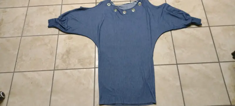 Vestido elásticado azul con ojales - 1