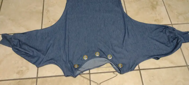 Vestido elásticado azul con ojales - 2
