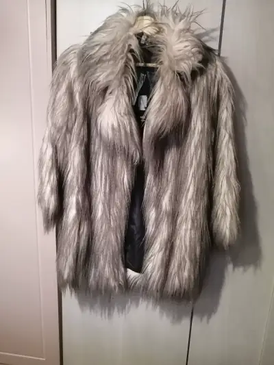 Abrigo peludo de moda - miniatura 4