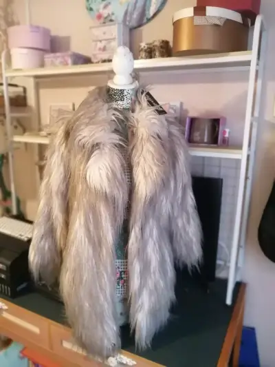 Abrigo peludo de moda - miniatura 5