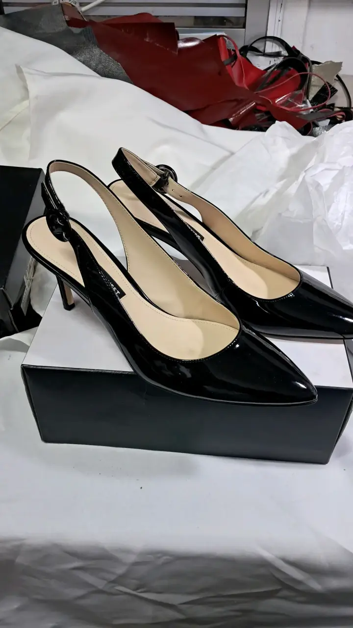 Zapatos de charol negro con tacón fino