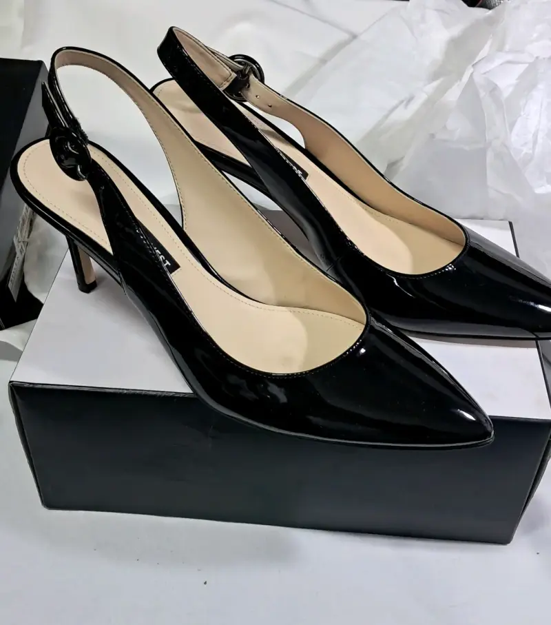 Zapatos de charol negro con tacón fino - 2