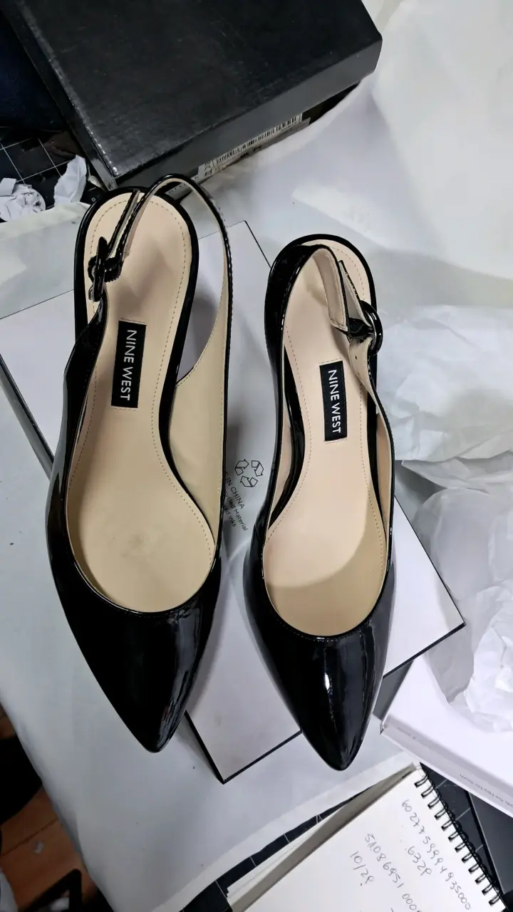 Zapatos de charol negro con tacón fino - 3