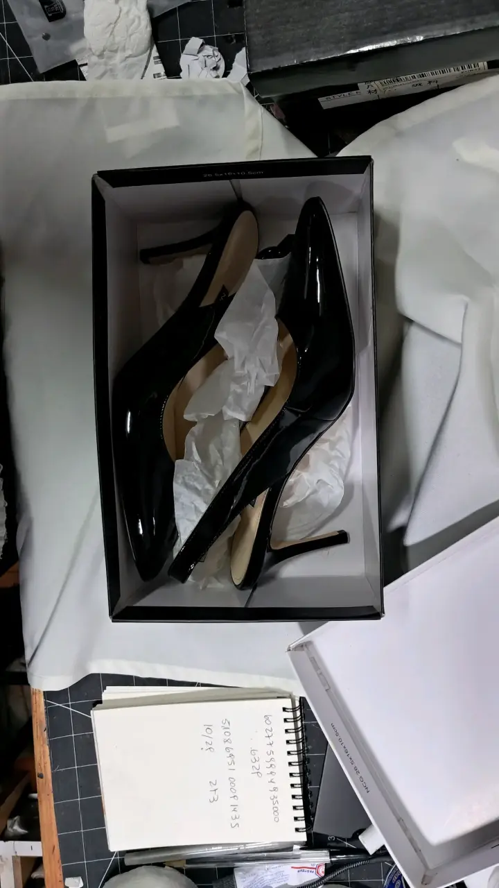 Zapatos de charol negro con tacón fino - 4