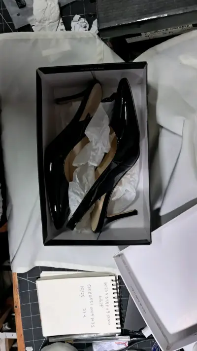 Zapatos de charol negro con tacón fino - miniatura 4