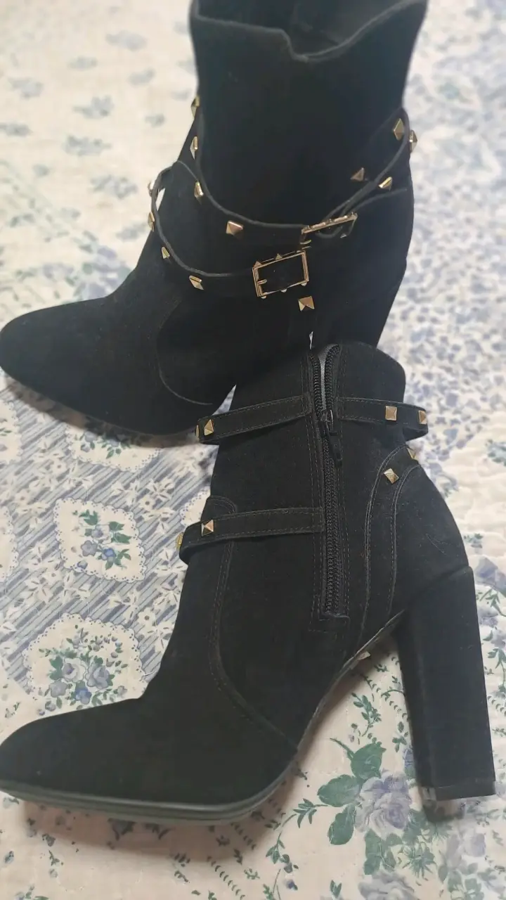 Botines negros con tachas - 1
