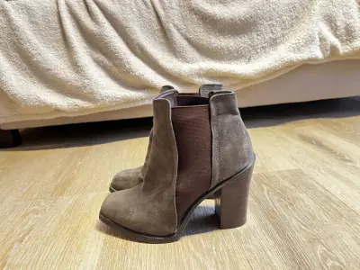 Botines de gamuza cafes - miniatura 1