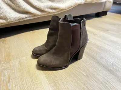 Botines de gamuza cafes - miniatura 2
