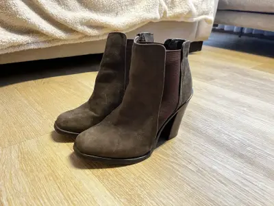 Botines de gamuza cafes - miniatura 3