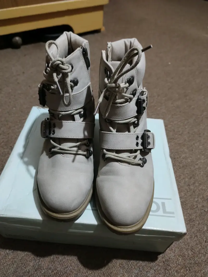 Botines beige de cuero sintético - 1