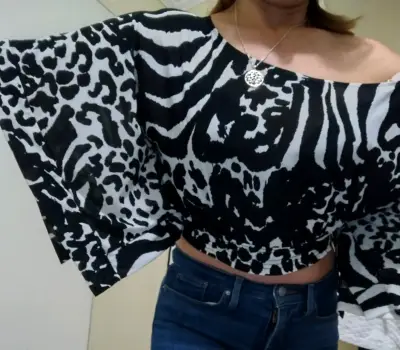Blusa off-shoulder estampado animal - miniatura 2