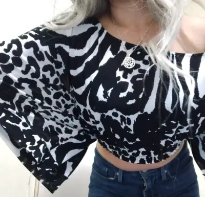 Blusa off-shoulder estampado animal - miniatura 4