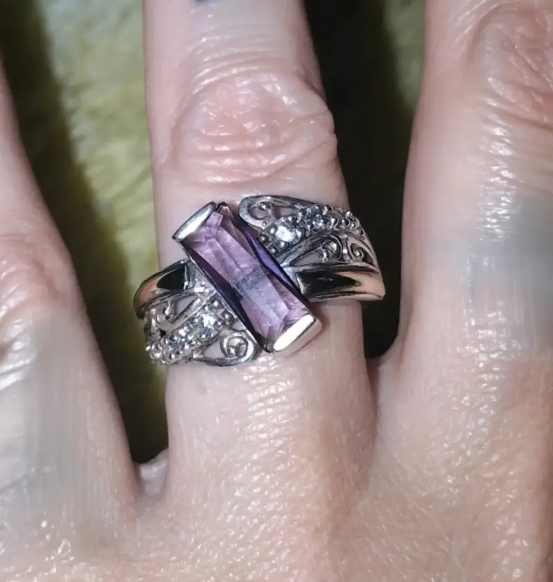 Anillo de plata con piedra morada