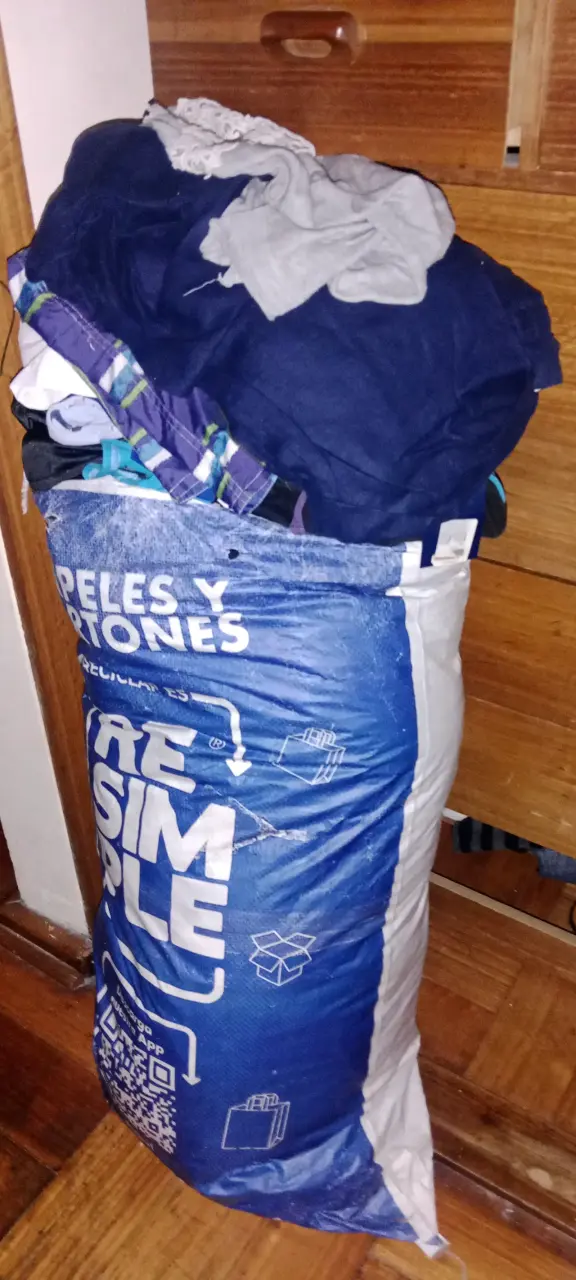 Ropa variada de segunda mano