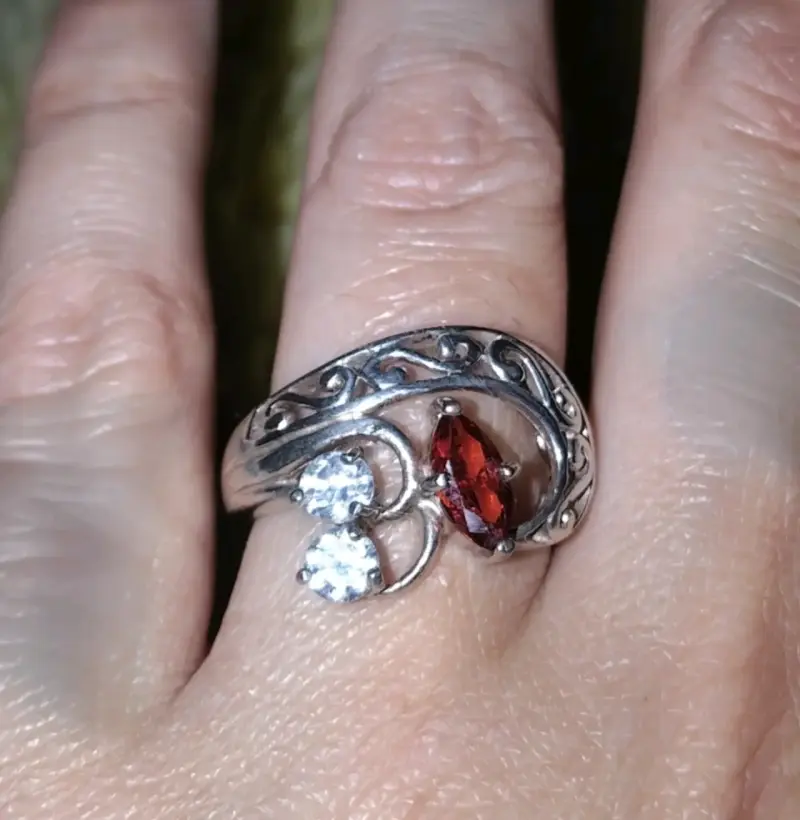 Anillo de plata con circon y rubie