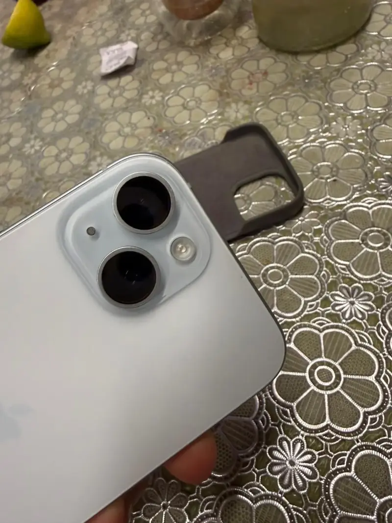 iPhone 15 celeste en buen estado - 1