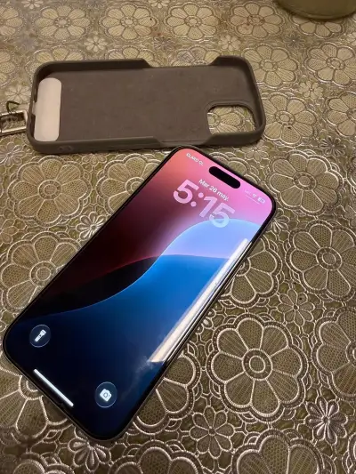 iPhone 15 celeste  en buen estado - miniatura 2