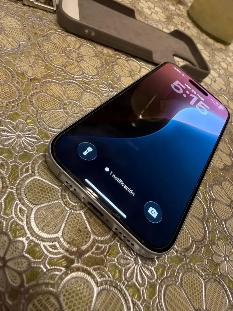 iPhone 15 celeste en buen estado - 3