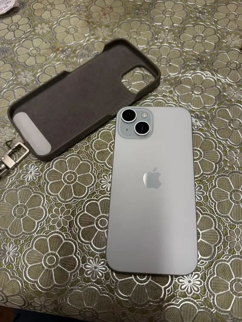 iPhone 15 celeste en buen estado - 4