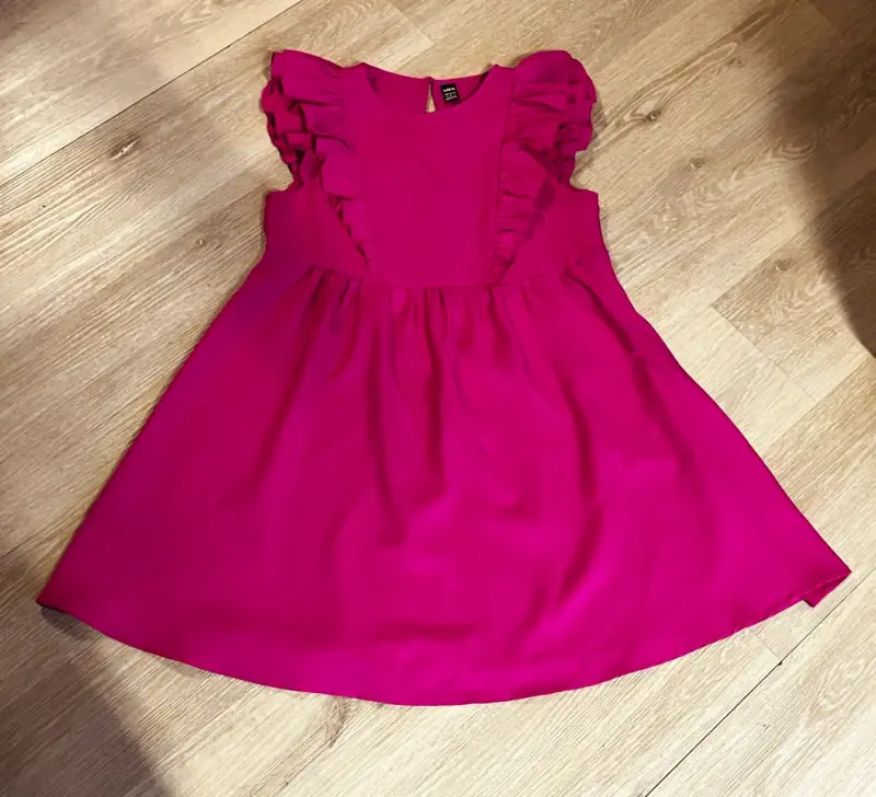 Vestido fucsia con volantes - 1