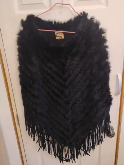 Poncho confeccionado con lana de conejo y flecos - miniatura 1