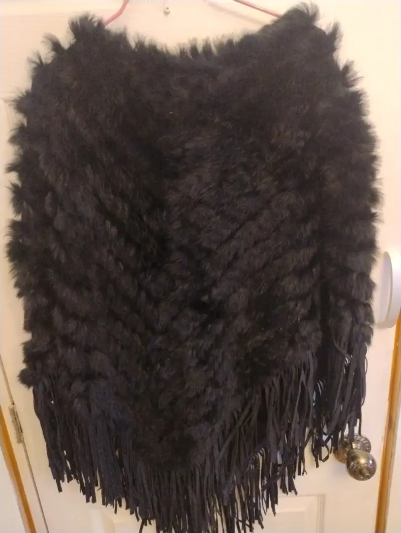 Poncho confeccionado con lana de conejo y flecos - 3