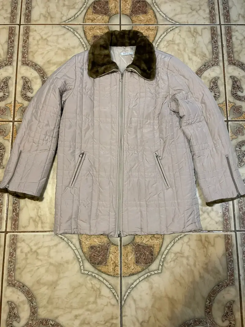 Abrigo acolchado beige con cuello peludo - 1
