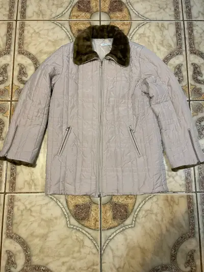 Abrigo acolchado beige con cuello peludo - miniatura 1
