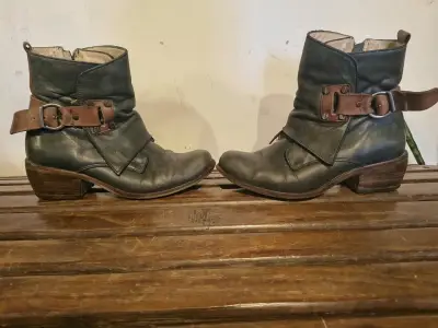 Botines de cuero marca Exótica - miniatura 1