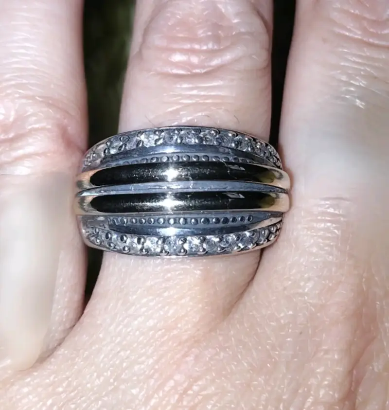 Anillo de plata con piedras