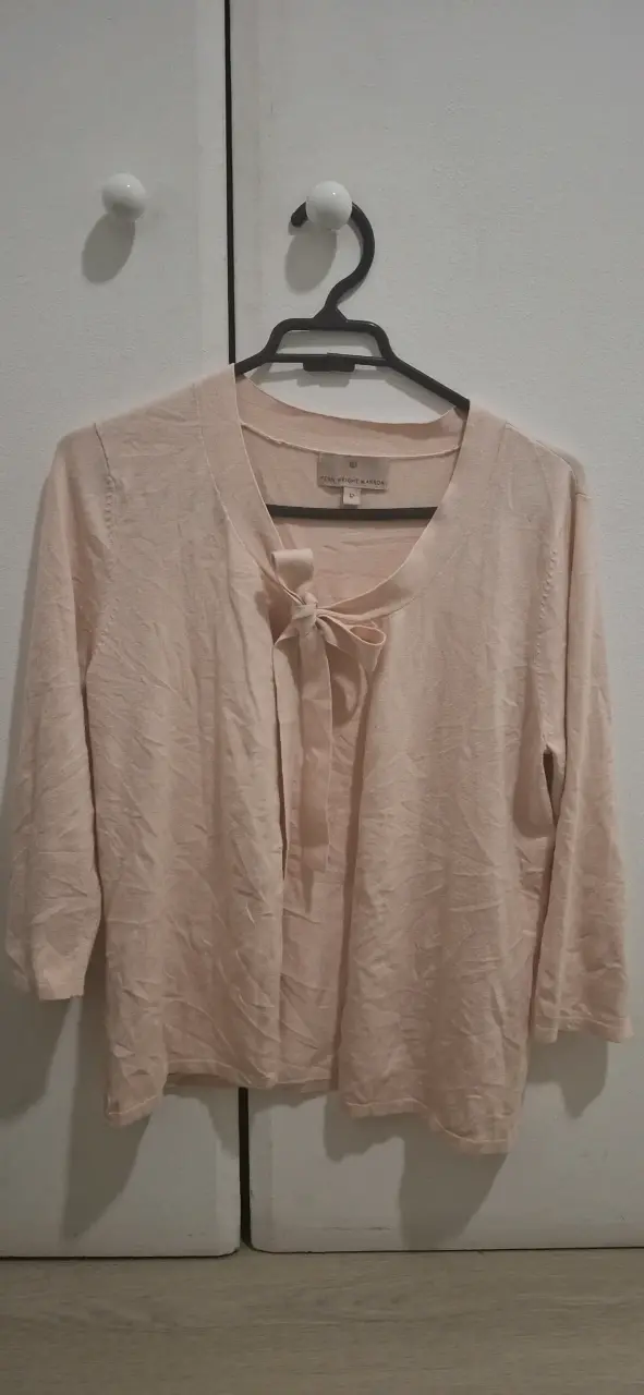 Cardigan rosa con lazo