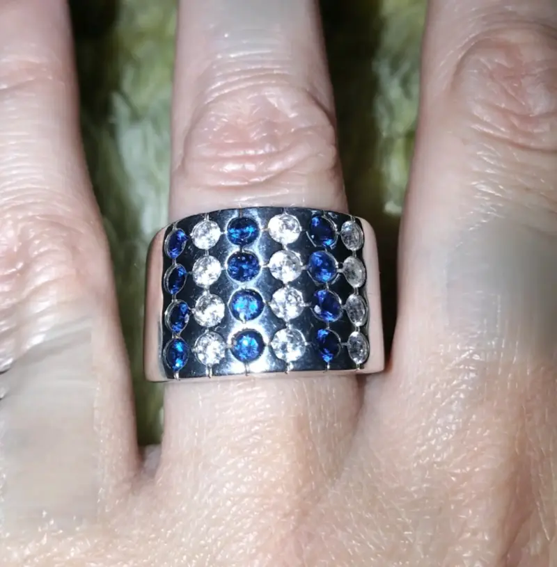 Anillo ancho con piedras azules