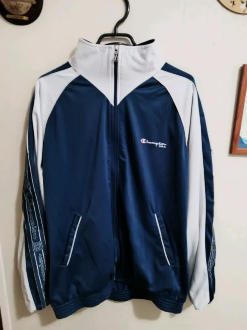 Chaqueta deportiva azul y blanca - 1