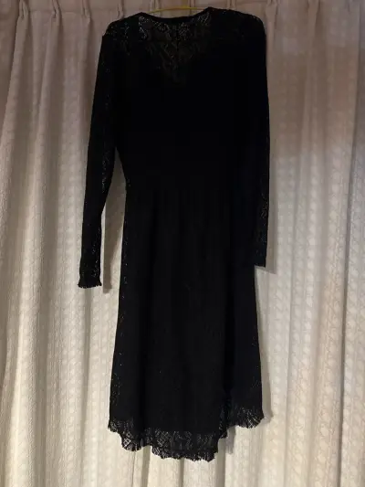 Vestido negro de encaje manga larga con forro - miniatura 2