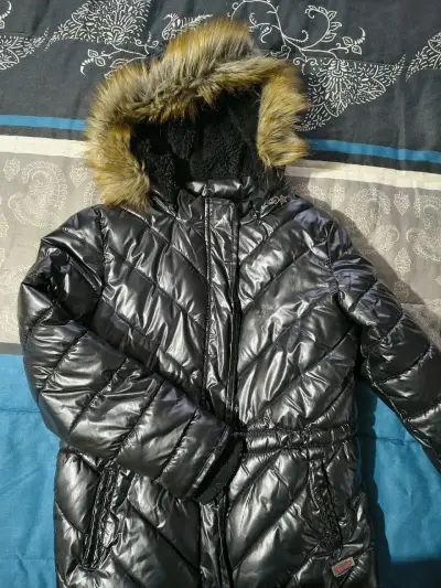 Parka negra acolchada con capucha - miniatura 1
