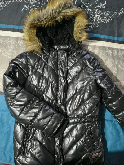 Parka negra acolchada con capucha - miniatura 2