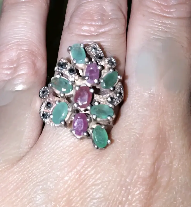 Anillo de plata con piedras naturales