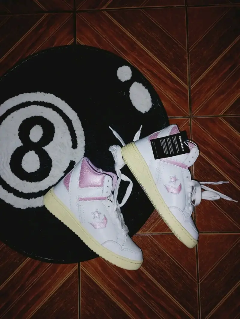 Zapatillas blancas de DISEÑADOR con detalles rosa
