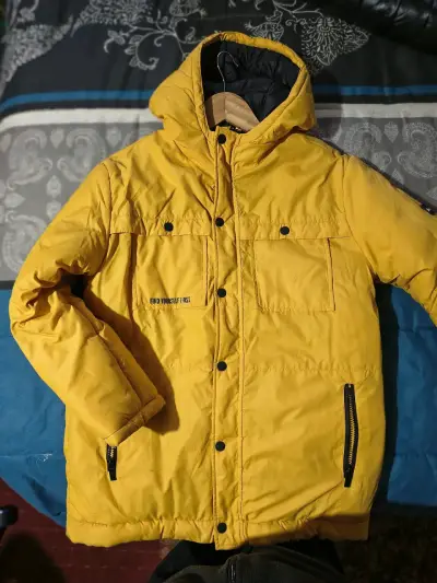 Chaqueta amarilla acolchada con capucha - miniatura 1