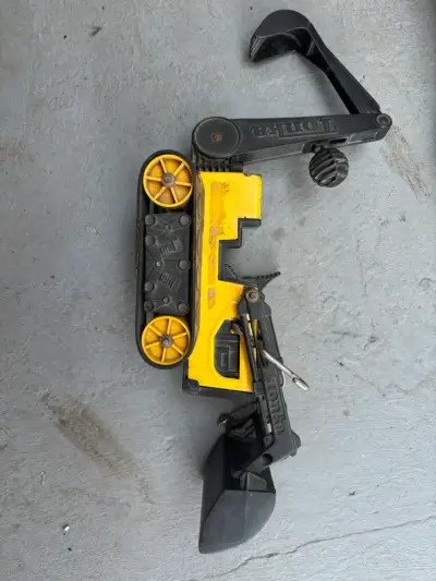 Camión de juguete amarillo - miniatura 2
