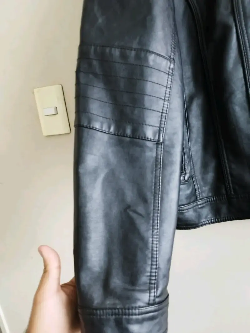 Chaqueta negra de cuero sintético - 4