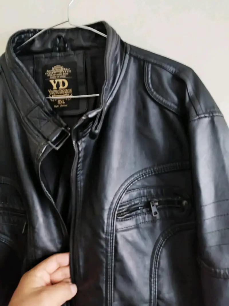 Chaqueta negra de cuero sintético - 5