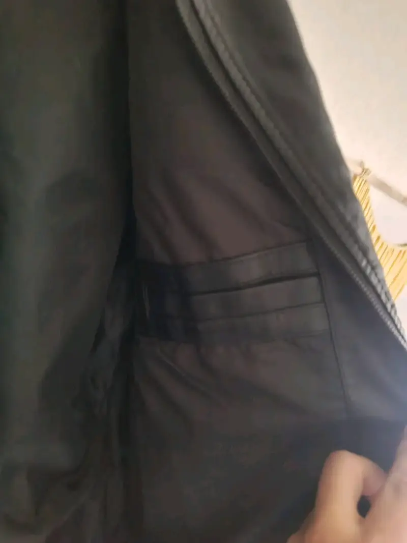 Chaqueta negra de cuero sintético - 6