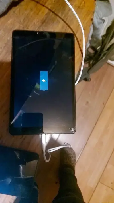 Tablet lenovo solo tiene un pikete en la punta - miniatura 1