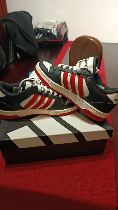 Zapatillas deportivas blancas y negras - miniatura 1
