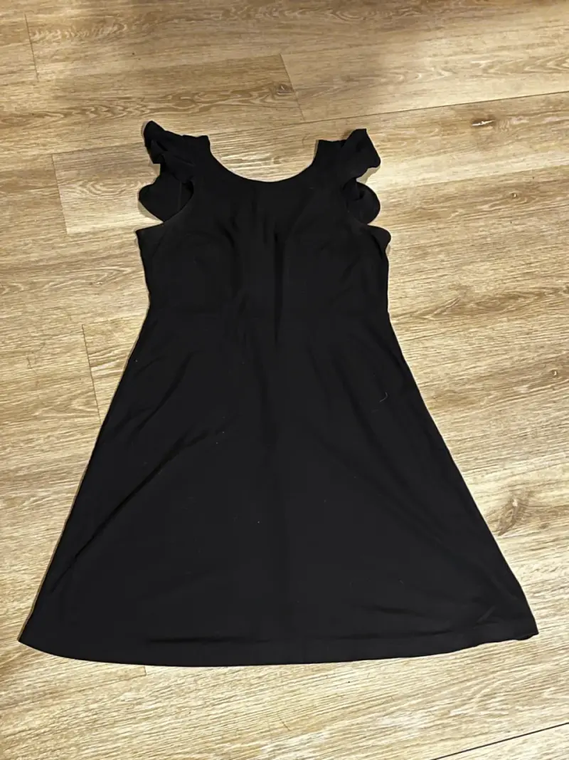 Vestido negro de volantes