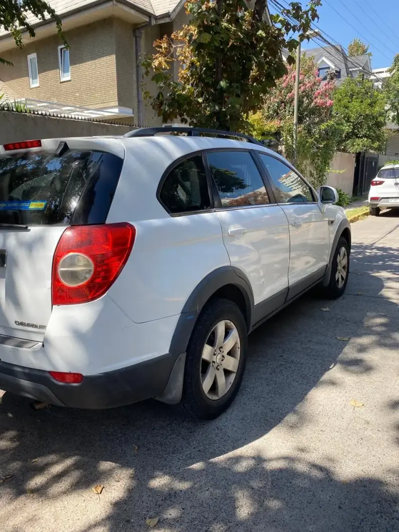 SUV blanca en buen estado - 3