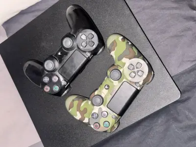 Consola PS4 con 2 controles - miniatura 1